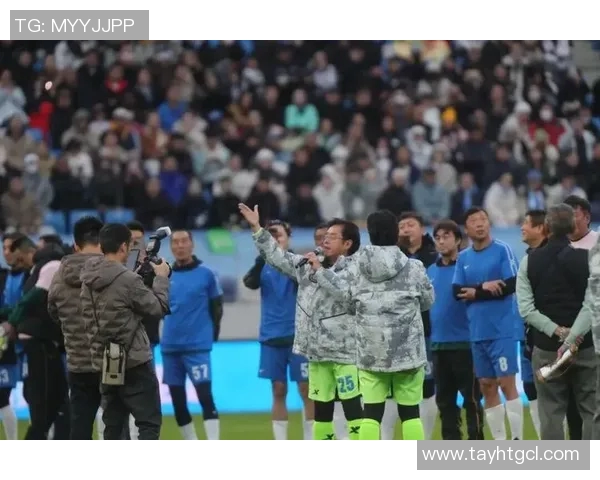 足球明星休闲时光双人合照展现友谊与激情的完美瞬间 足球明星休闲时光双人合照展现友谊与激情的完美瞬间